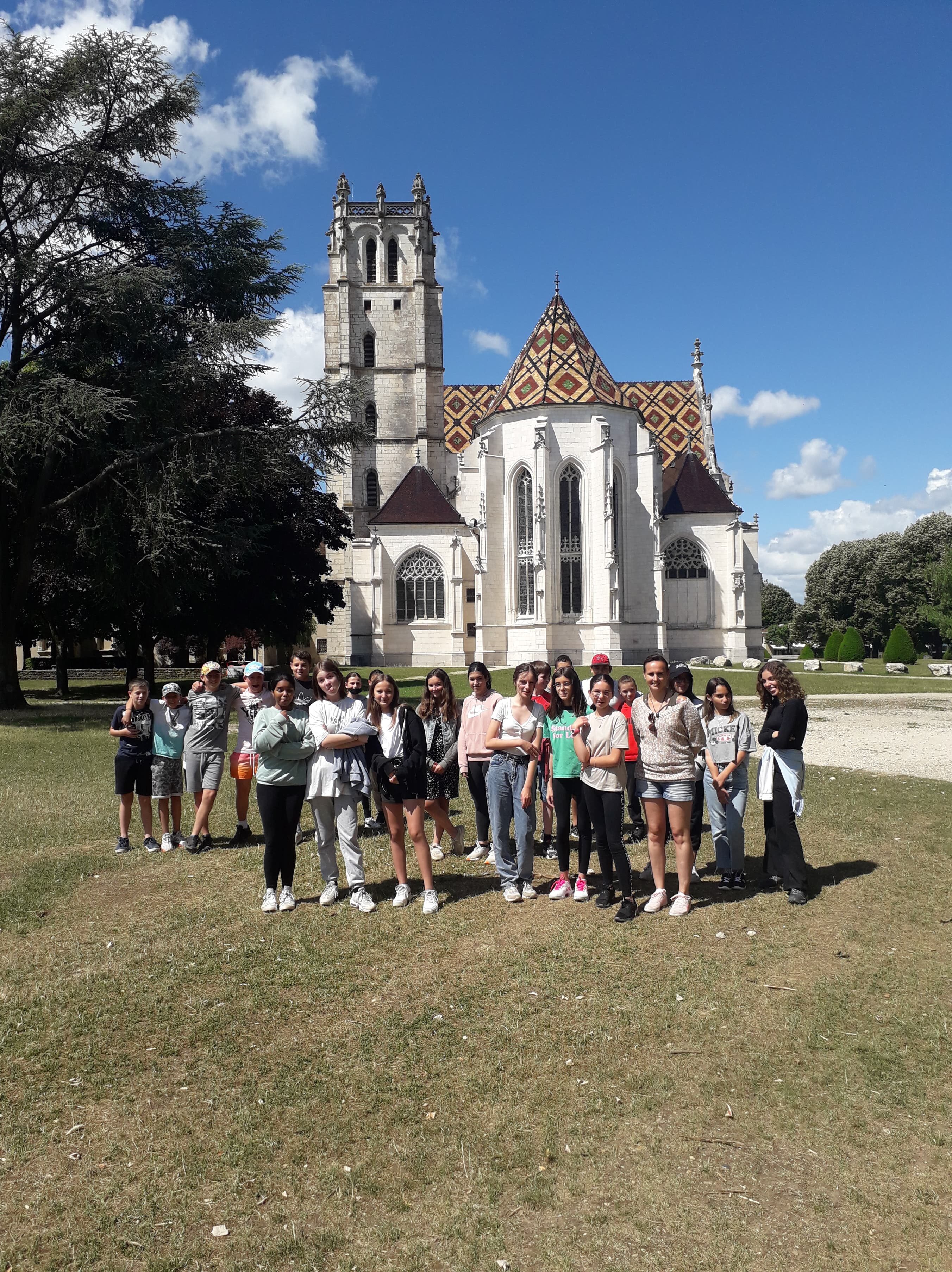 Les élèves devant la cathédrale de Brou